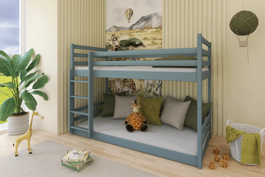 Blau-graues Etagenbett im Kinderzimmer mit Safari-Deko und Giraffen-Plüschtier.