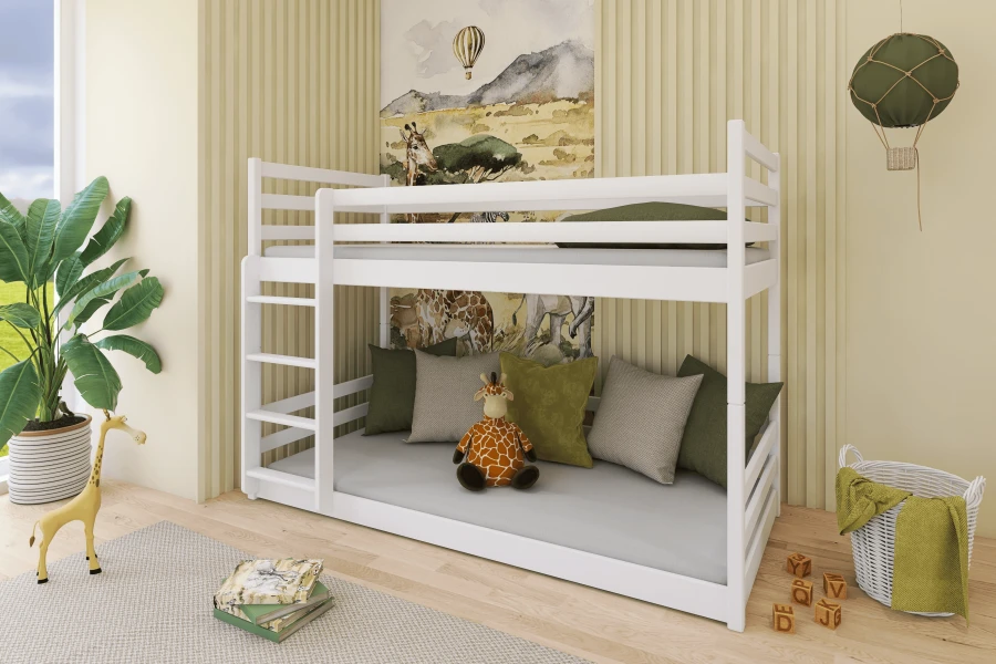 Weißes Holz-Etagenbett für Kinder in einem Zimmer mit Dschungel-Thematik, Safari-Wandbild und Giraffen-Plüschtier.