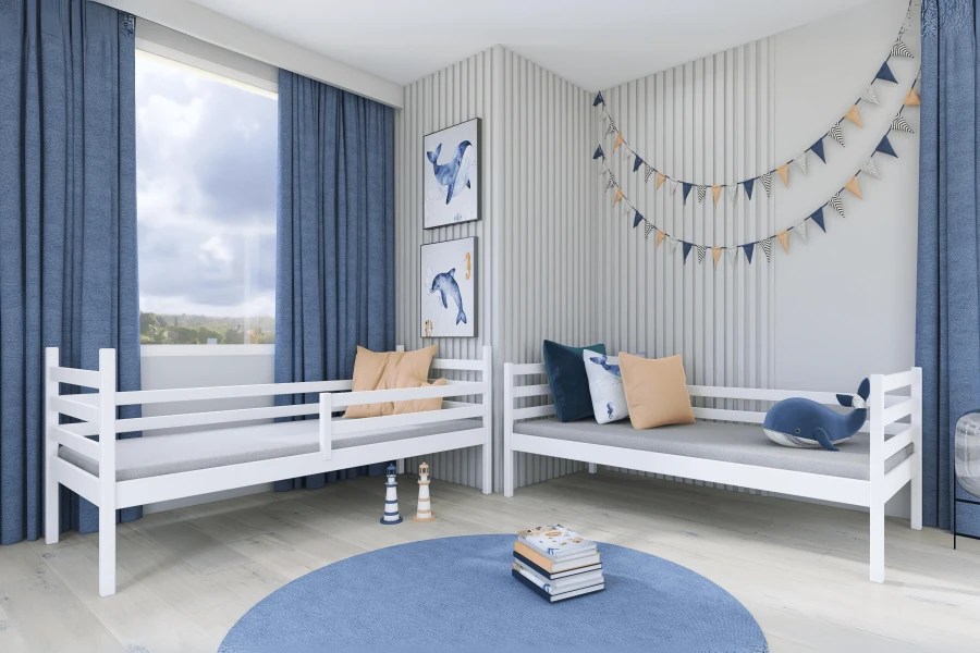 Zwei weiße Einzelbetten in einem modern gestalteten Kinderzimmer mit maritimer Dekoration.