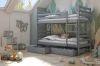 Graues Stockbett im gemütlichen Kinderzimmer mit Spielzeugkran und moderner Wandgestaltung.