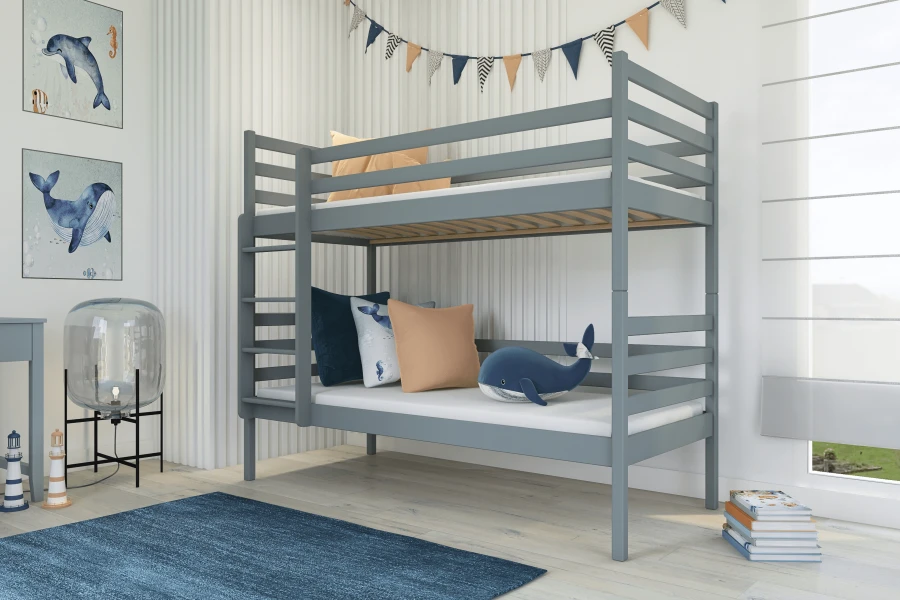 Graues Kinder-Etagenbett im maritimen Design mit Wal-Kissen, Postern und blauem Teppich.