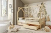 Hausbett für Kinder aus Naturholz im gemütlichen Kinderzimmer mit Waldtapete und Bettschubladen.