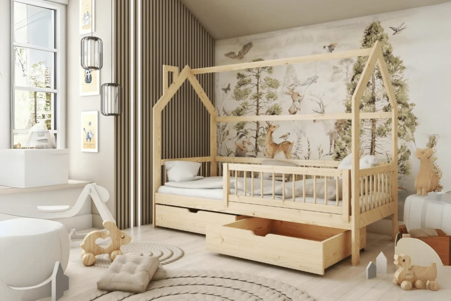 Hausbett für Kinder aus Naturholz im gemütlichen Kinderzimmer mit Waldtapete und Bettschubladen.