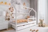 Weißes Hausbett für Kinder mit Schubladen in einem gemütlichen Kinderzimmer mit Wanddekoration.