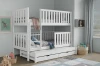 Weißes Etagenbett mit Rausfallschutz und Ausziehbett im liebevoll eingerichteten Kinderzimmer.