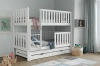 Kinderzimmer mit weißem Hochbett für drei Personen, Bettkästen und kindgerechter Dekoration.