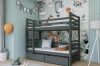 Gemütlich eingerichtetes Kinderzimmer mit einem grauen Etagenbett und dekorativem Wandbild.
