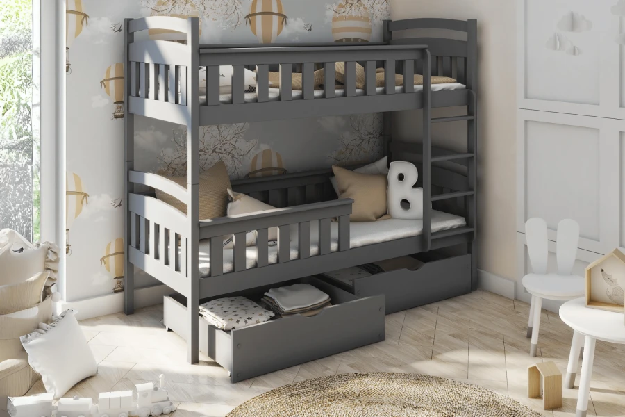 Gemütliches Kinderzimmer mit modernem grauen Hochbett und verspielter Wanddekoration.