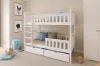 Weißes Kinder-Etagenbett aus Holz im Kinderzimmer mit Kissen, Kuscheltieren und Wandbildern.