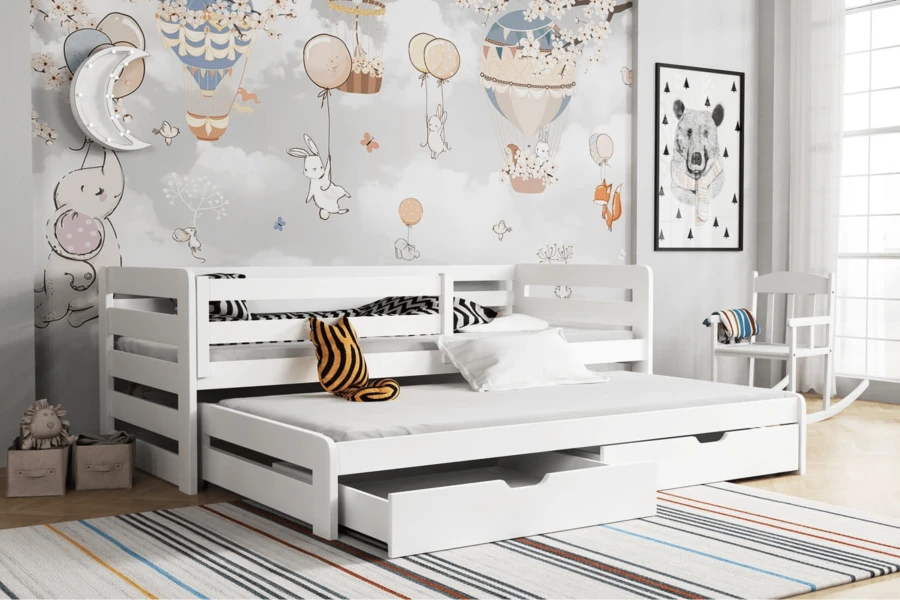 Weißes Funktionsbett für Kinder im Kinderzimmer mit Ausziehbett und Stauraumschubladen.