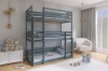 Eingerichtetes Kinderzimmer mit blauem Dreier-Stockbett und Dekoration.