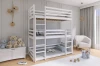 Kindgerechtes weißes Triple-Bett in hellem, skandinavisch eingerichtetem Zimmer.