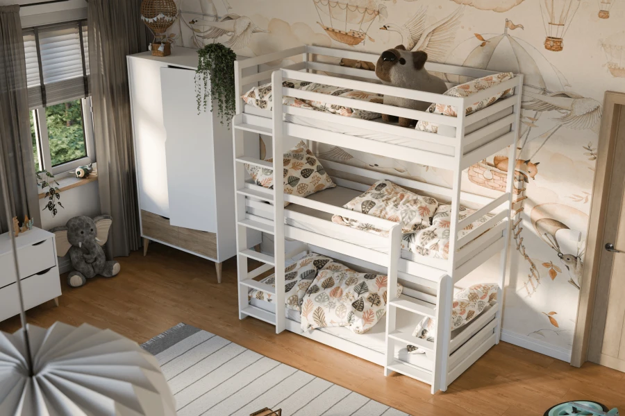 Weißes Dreierstockbett aus Holz in einem gemütlich eingerichteten Kinderzimmer mit Tier-Motiv-Tapete.