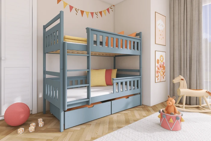 Blaues Kinder-Stockbett in einem hellen Kinderzimmer mit Schaukelpferd und bunten Kissen.