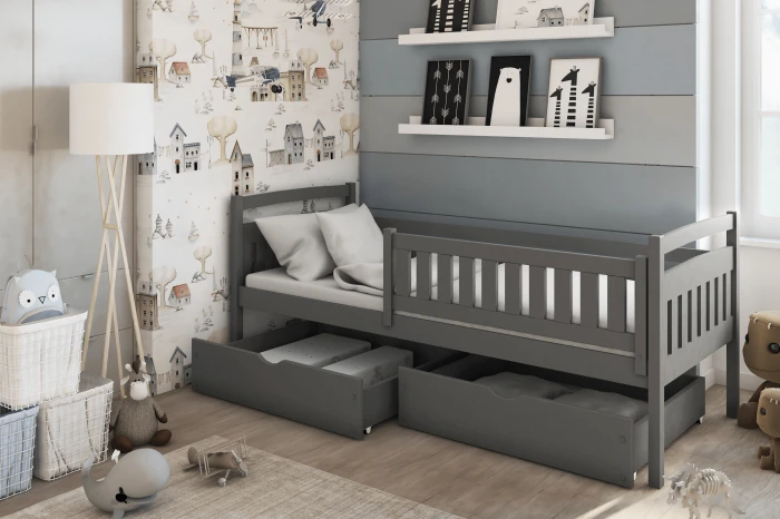 Stilvolles Kinderzimmer in Grau mit modernem Einzelbett und Aufbewahrungsboxen.