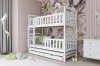 Stilvolles weißes Dreistockbett vor floraler Tapete in einem gemütlich eingerichteten Kinderzimmer.