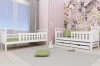 Zwei getrennte weiße Kinderbetten, umgebaut aus einem Etagenbett, in einem hellen Mädchenzimmer.