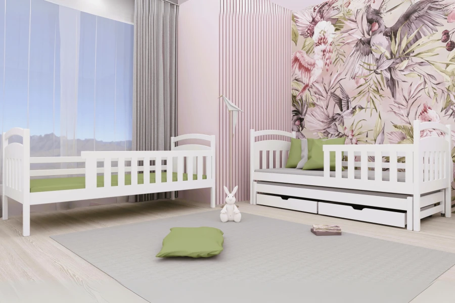 Weißes Kinderbett aus Holz mit Ausziehbett und Schubladen in modernem Kinderzimmer.