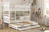 Kinderzimmer-Einrichtung mit weißem Dreier-Etagenbett und ausgezogener dritter Schlafgelegenheit.
