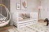 Weißes Kinder-Funktionsbett im stilvoll eingerichteten Kinderzimmer mit gemütlicher Dekoration.