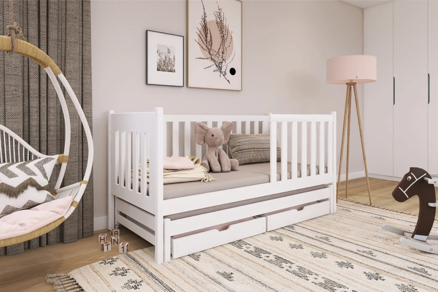 Weißes Kinder-Funktionsbett im stilvoll eingerichteten Kinderzimmer mit gemütlicher Dekoration.