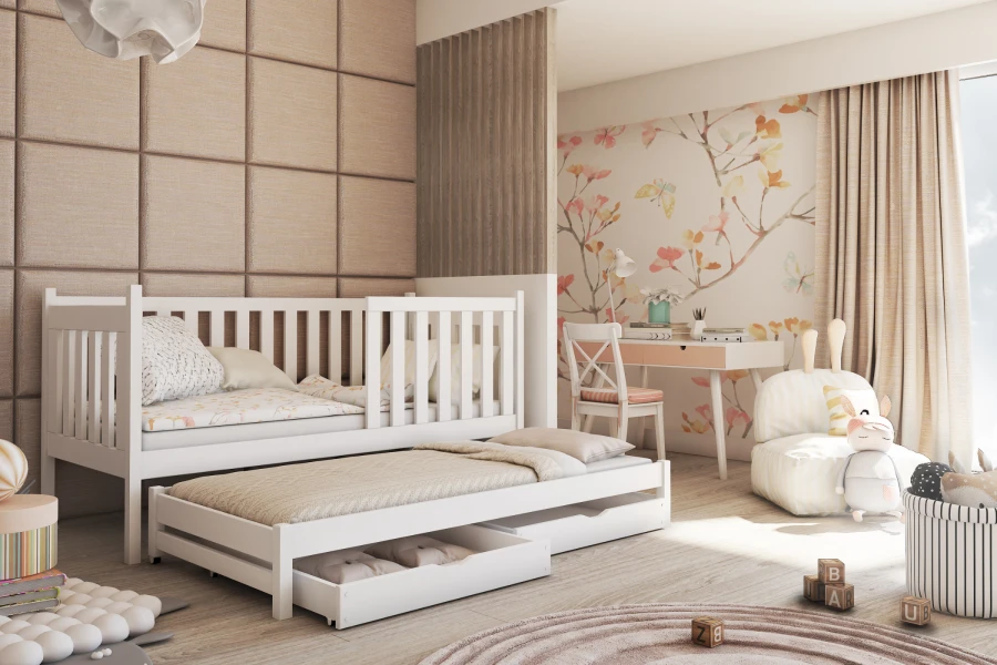 Weißes Kinderbett mit Ausziehbett und Schubladen im hellen Kinderzimmer.