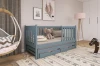 Kinderzimmer Inspiration mit blauem Funktionsbett, Schaukelpferd und gemütlicher Einrichtung.