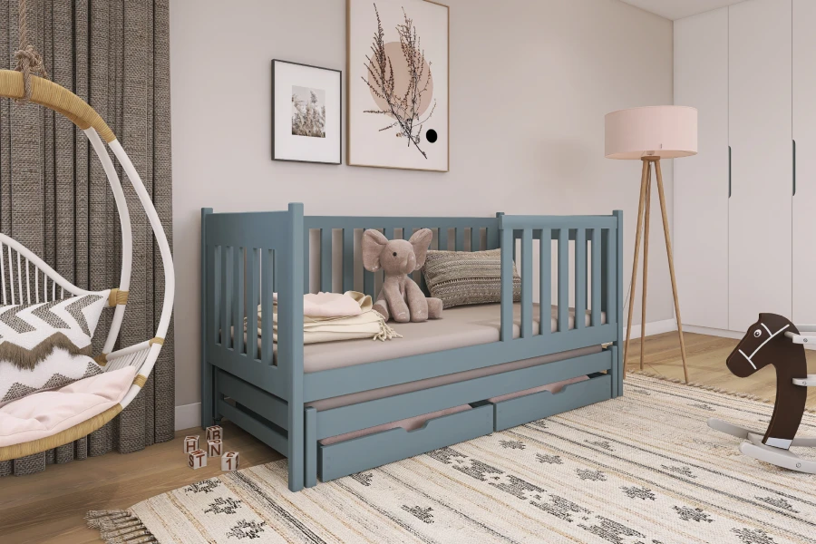 Kinderzimmer Inspiration mit blauem Funktionsbett, Schaukelpferd und gemütlicher Einrichtung.