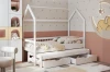 Weißes Hausbett für Kinder mit Ausziehbett und zwei Schubladen in modernem Kinderzimmer.