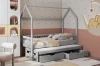 Graues Hausbett für Kinder mit Ausziehbett und zwei Schubladen im modernen Kinderzimmer.