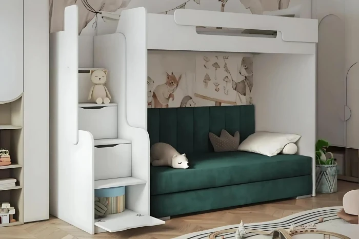 Kinderzimmer mit weißem Hochbett und gemütlichem grünen Sofa darunter vor Motivtapete.
