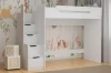 Weißes Hochbett mit Treppenregal in einem Kinderzimmer mit verspielter Wandgestaltung.