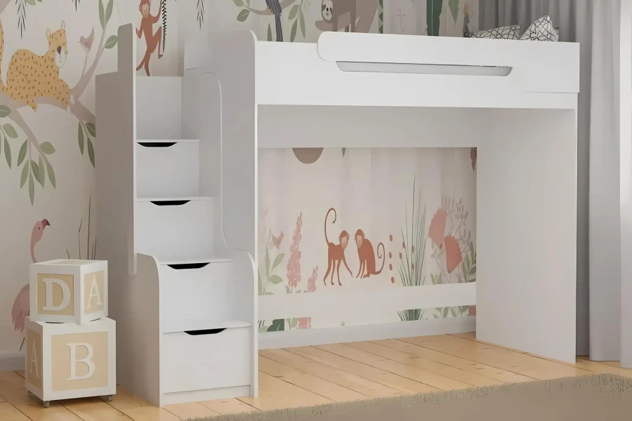 Weißes Hochbett mit Treppenregal in einem Kinderzimmer mit verspielter Wandgestaltung.