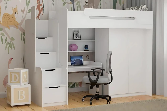 Kinderzimmer-Einrichtung mit weißem Funktions-Hochbett und bunter Wanddekoration.