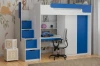 Eingerichtetes Kinderzimmer mit modernem blau-weißem Hochbett, Schreibtischstuhl und Wandgestaltung.