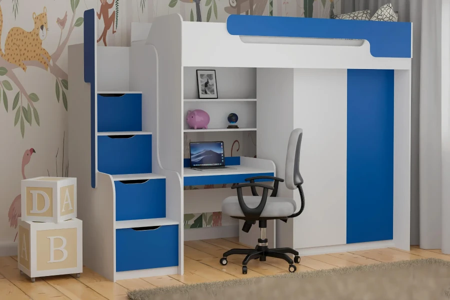 Eingerichtetes Kinderzimmer mit modernem blau-weißem Hochbett, Schreibtischstuhl und Wandgestaltung.