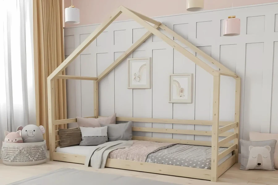 Hausbett aus hellem Naturholz im skandinavischen Design, ideal für ein modernes Kinderzimmer.