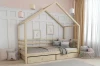 Hausbett für Kinder aus Naturholz mit praktischen Schubladen und gemütlicher Dekoration im Kinderzimmer.