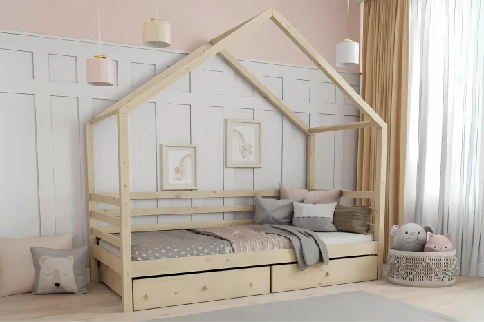 Hausbett für Kinder aus Naturholz mit praktischen Schubladen und gemütlicher Dekoration im Kinderzimmer.