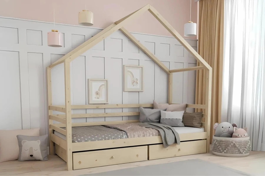 Hausbett für Kinder aus Naturholz mit praktischen Schubladen und gemütlicher Dekoration im Kinderzimmer.