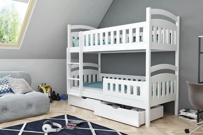 Weißes Etagenbett aus Holz mit stabilen Leitern und extra Stauraum durch Bettschubladen.