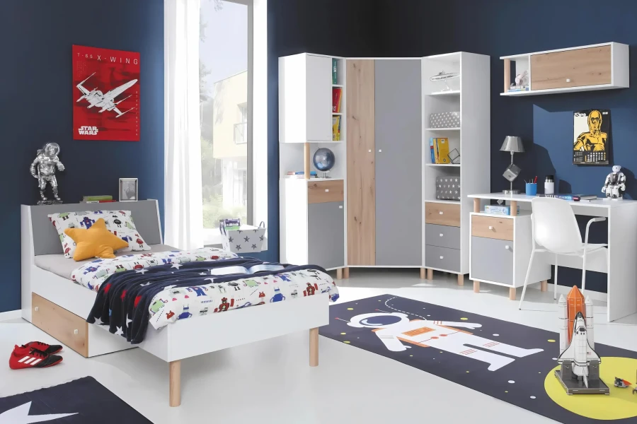 Weltraum-Kinderzimmer mit weißem Funktionsbett, Eckkleiderschrank und Schreibtisch-Set.