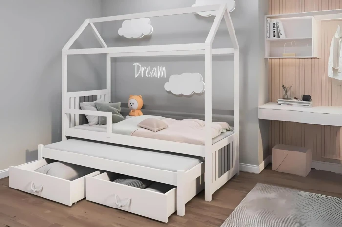 Weißes Hausbett in einem stilvoll eingerichteten Kinderzimmer mit Schreibtisch und dekorativen Wolken an der Wand.