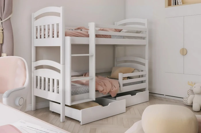 Weißes Etagenbett aus Massivholz für das Kinderzimmer mit zwei Schubladen und stabiler Leiter.
