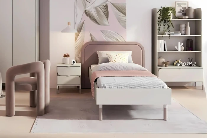 Modernes Kinderbett in Rosa und Weiß in einem gemütlich eingerichteten Jugendzimmer.