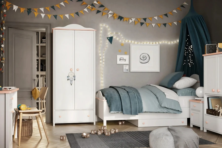 Modernes Kinderzimmer mit weißem Kleiderschrank, Bett und blauen Akzenten.