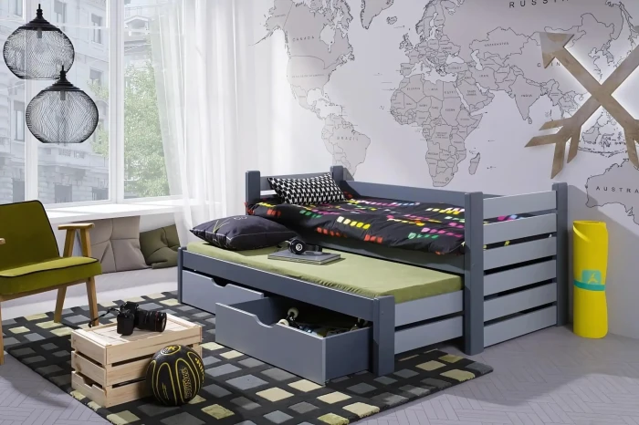 Jugendzimmer-Einrichtung mit grauem Ausziehbett, Weltkarte und modernen Accessoires.