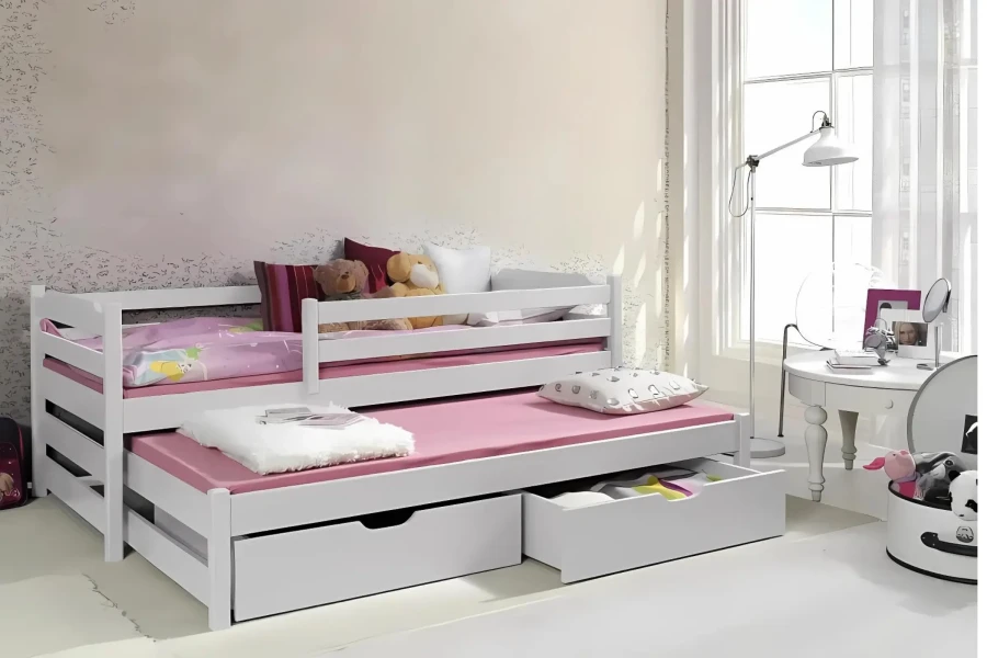 Weißes Funktionsbett für Kinder mit ausziehbarem Gästebett und zwei Schubladen im Zimmer.