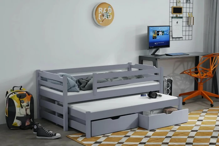 Graues Kinderbett mit Ausziehfunktion und Schubladen in einem modernen Jugendzimmer.