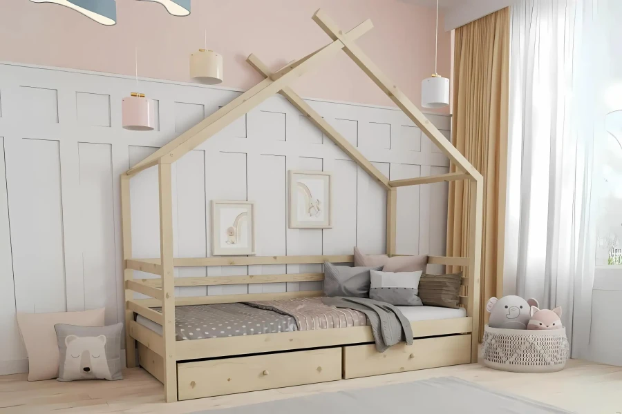 Hausbett aus Kiefernholz für Kinder mit Schubladen und Rausfallschutz in hellem Kinderzimmer.